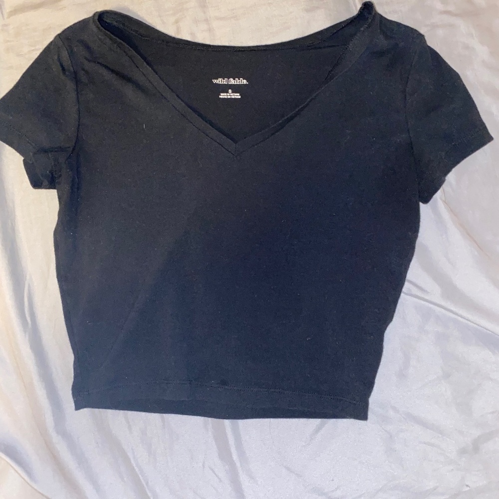 Black v-neck tee